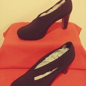 Stylish, sexy black high heels w/ stretchy fabric uppers = super comfy!!